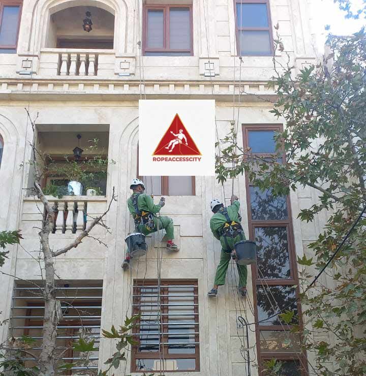 تحلیل جامع عوامل مؤثر بر قیمت پیچ رولپلاک نما ساختمان : از فناوری تا بازار