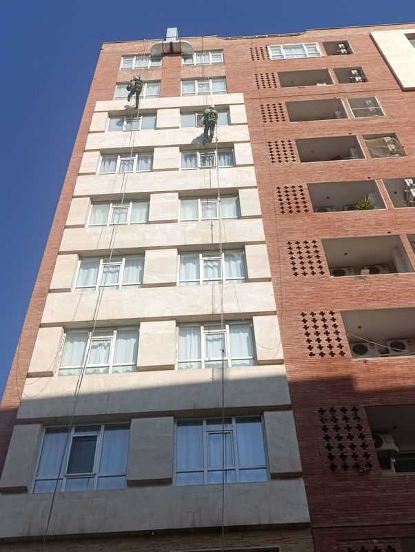 پیچ رولپلاک نما ساختمان در نیاوران؛ راهکاری مطمئن برای جلوگیری از سقوط سنگ نما