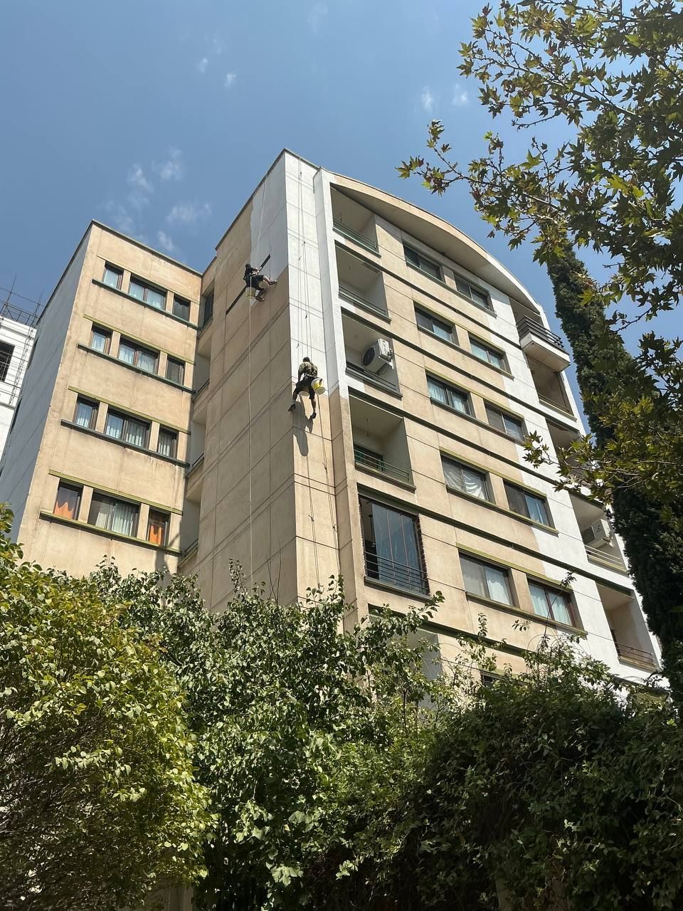 رنگ آمیزی نما ساختمان در شمال تهران؛ راهنمای تخصصی انتخاب رنگ، زیرسازی و اجرای نما بدون داربست