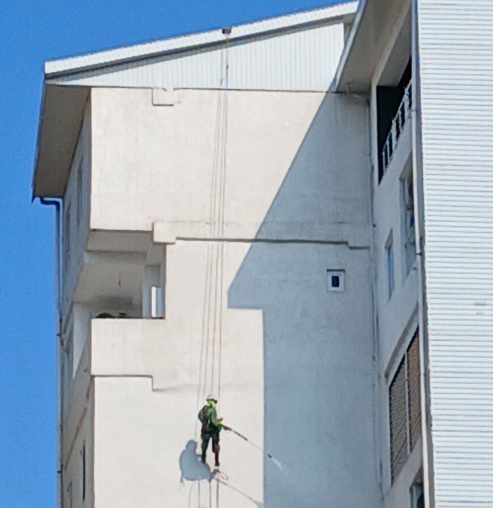 نماشویی ساختمان در رشت