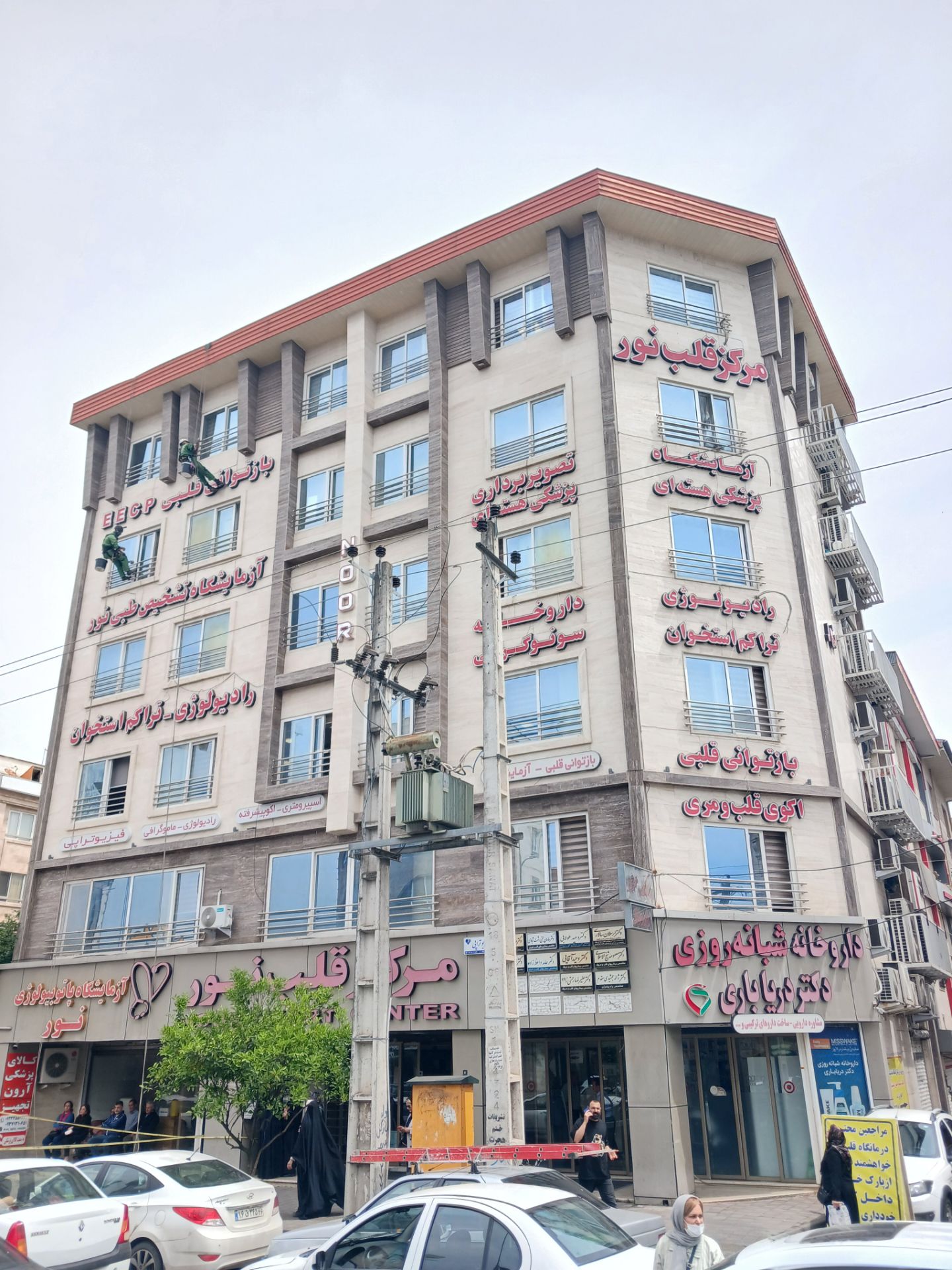 نماشویی ساختمان در رشت؛ راهنمای تخصصی شستشوی نما با راپل، واترجت و بدون داربست